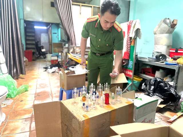 Ho Chi Minh City police bust drug paraphernalia ring producing over 100,000 items - Ảnh 1.