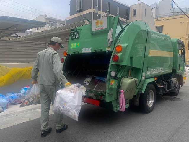 Trash bag shortages persist in Japan amid Mideast turmoil- Ảnh 1.