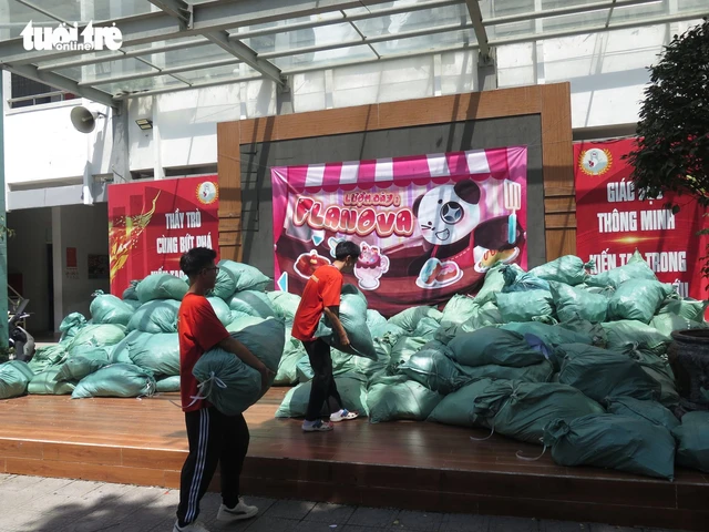 Hanoi students collect 8 tonnes of waste paper in recycling drive- Ảnh 1.