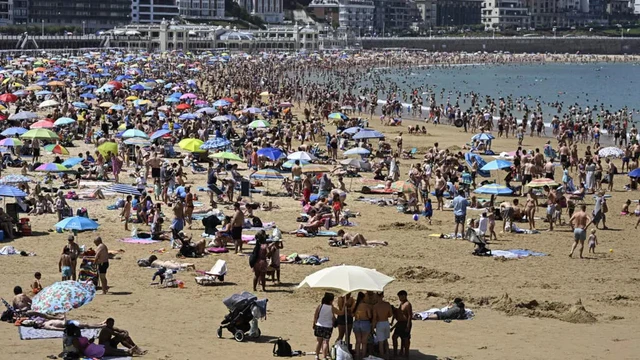 Europe sweats through new heatwave, with worse to come - Ảnh 1.