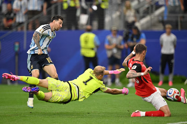 Messi breaks World Cup scoring record with a stunning double - Ảnh 1.