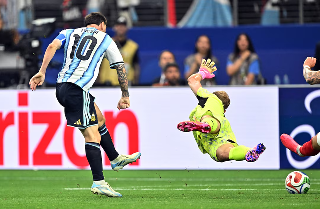 Messi breaks World Cup scoring record with a stunning double - Ảnh 2.
