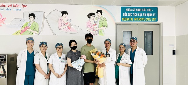 Da Nang medical team helps 720-gram Singaporean infant survive after high-risk birth- Ảnh 2.