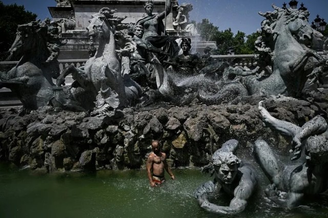 Two children die in France as heatwave blasts Europe- Ảnh 1.