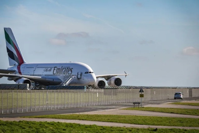 Airbus to inspect 16 A380s after cracks found on plane wings - Ảnh 1.