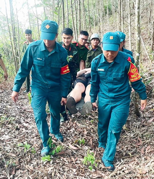 German tourist rescued after breaking leg in Da Nang mountain accident - Ảnh 2.