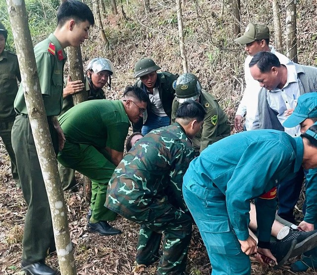 German tourist rescued after breaking leg in Da Nang mountain accident - Ảnh 1.