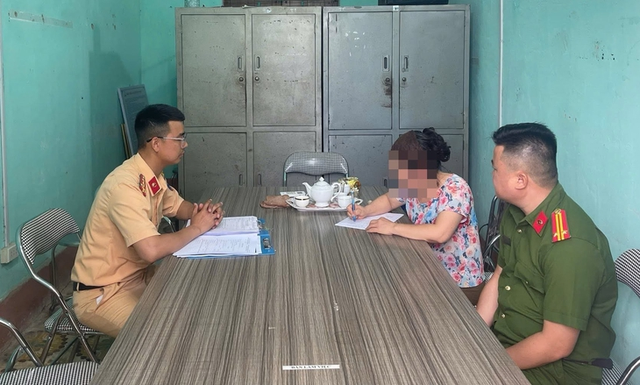 Woman fined for livestreaming workout on railway tracks in northern Vietnam - Ảnh 1.