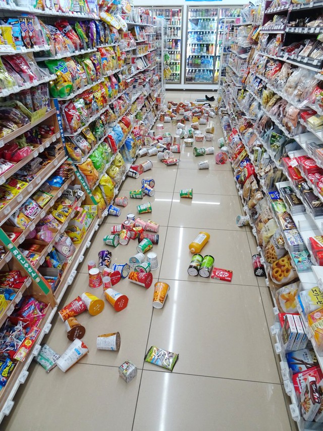 Powerful quake hits northeastern Japan; 6 injured - Ảnh 1.