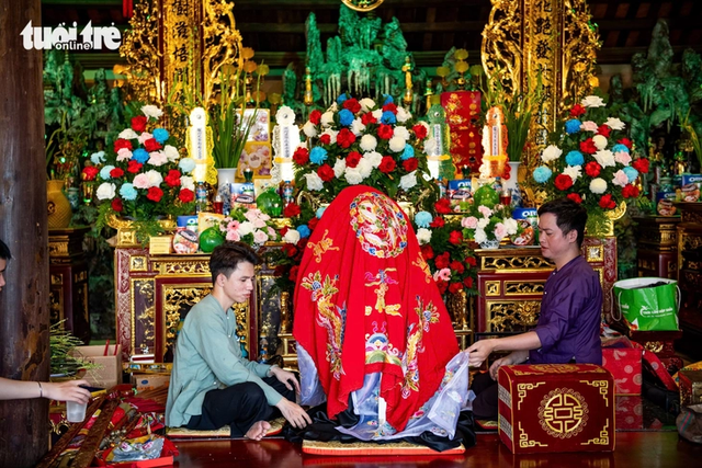 Over-1,000-year-old village in Hanoi captivates foreign visitors- Ảnh 6.