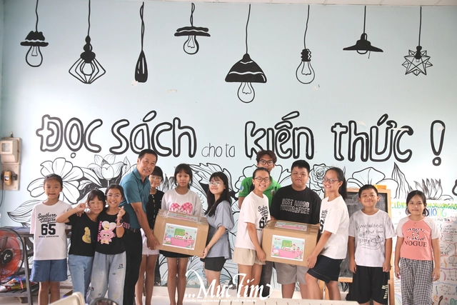 Khởi động trao tủ sách Khăn Quàng Đỏ tại phường An Phú Đông - Ảnh 1.