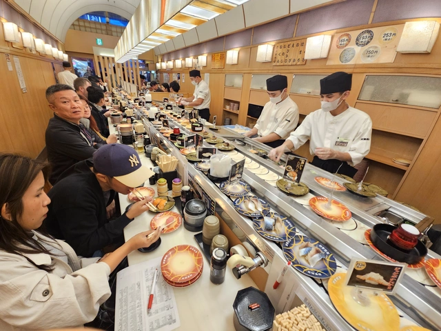 In Japan's restaurants, Vietnamese workers become a familiar presence- Ảnh 1.