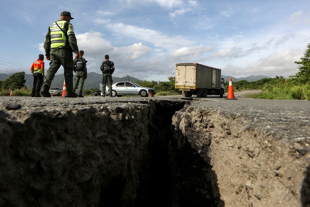 Venezuela races to rescue hundreds trapped in rubble after major twin earthquakes- Ảnh 3.