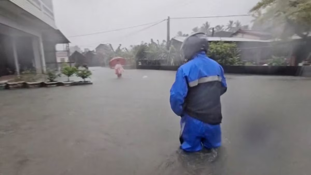 Torrential rain from passing storm shuts down parts of Taiwan and Japan- Ảnh 1.