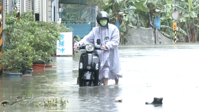 Torrential rain from passing storm shuts down parts of Taiwan and Japan- Ảnh 2.