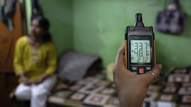 'Unbearable': tracking heat in one of New Delhi's poorest areas- Ảnh 1.