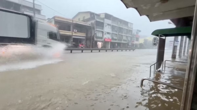 Torrential rain from passing storm shuts down parts of Taiwan and Japan- Ảnh 3.