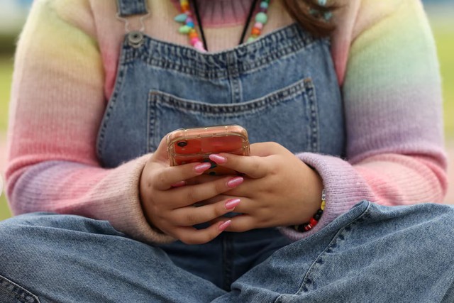 Australia considers tougher enforcement of social media ban for teens- Ảnh 1.