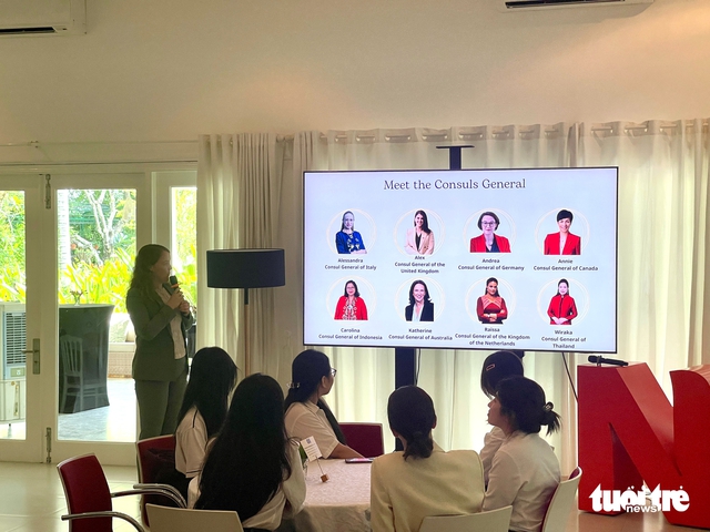 Female consuls general meet with Ho Chi Minh City students on International Day of Women in Diplomacy- Ảnh 2.