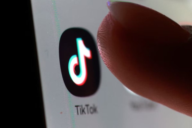 TikTok, YouTube deactivate 4.7 million child accounts in Indonesia following government curbs, minister says- Ảnh 1.