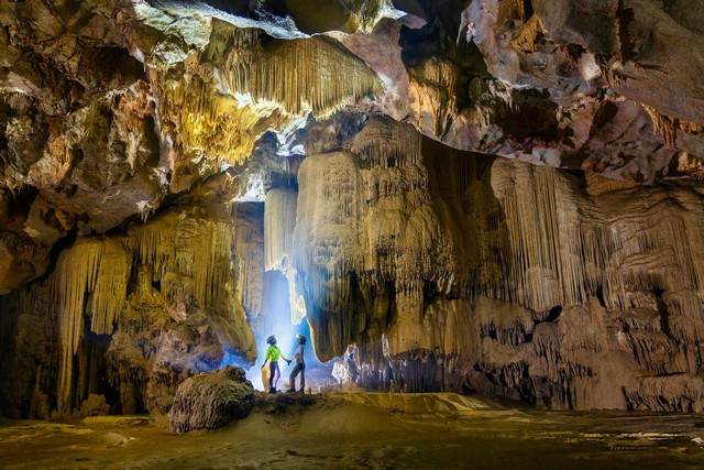 Newly found cave reveals unprecedented 'stalactite palace' in Vietnam's Phong Nha-Ke Bang National Park- Ảnh 1.