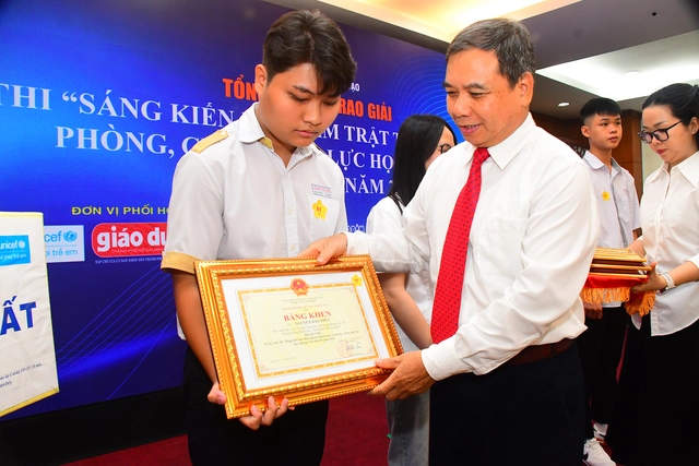 Khen thưởng 60 sáng kiến bảo đảm trật tự trường học về phòng, chống bạo lực học đường - Ảnh 1.
