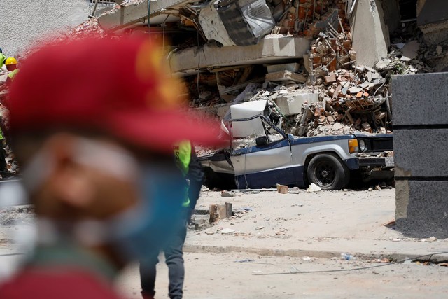Venezuela quake toll tops 900, search intensifies for hundreds trapped- Ảnh 8.