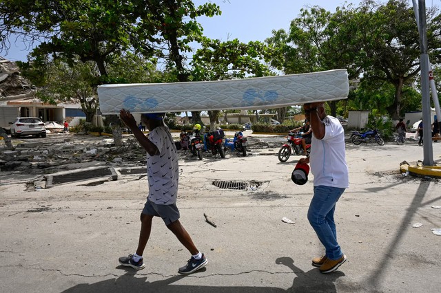Venezuela quake toll tops 900, search intensifies for hundreds trapped- Ảnh 11.