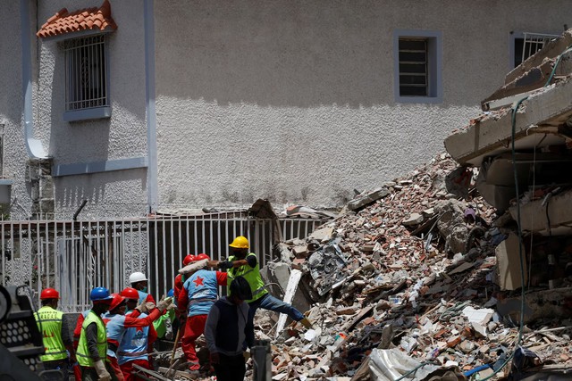Venezuela quake toll tops 900, search intensifies for hundreds trapped- Ảnh 1.