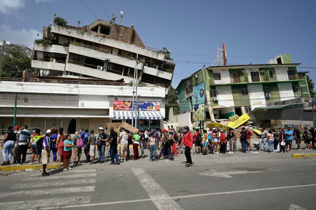 Venezuela quake toll tops 900, search intensifies for hundreds trapped- Ảnh 4.