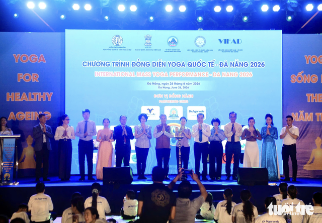 Hundreds join mass yoga performance along Han River in Da Nang- Ảnh 1.