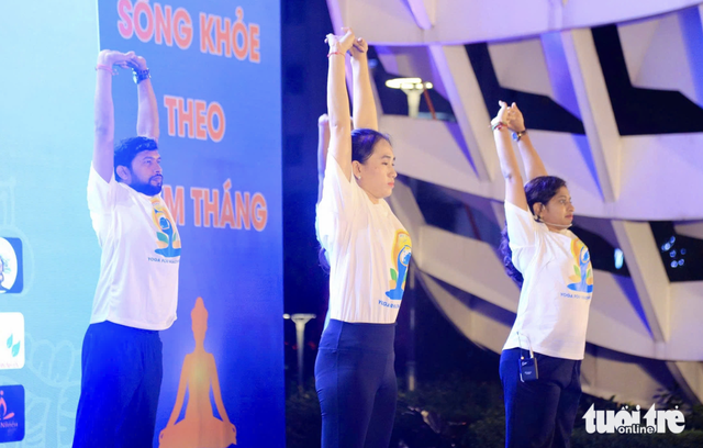 Hundreds join mass yoga performance along Han River in Da Nang- Ảnh 2.