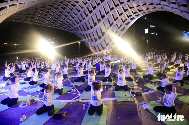 Hundreds join mass yoga performance along Han River in Da Nang- Ảnh 3.