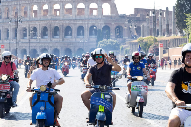 Vespa riders take to roads in Rome to mark 80th birthday- Ảnh 1.