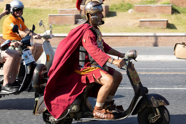 Vespa riders take to roads in Rome to mark 80th birthday- Ảnh 2.