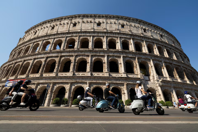 Vespa riders take to roads in Rome to mark 80th birthday- Ảnh 3.