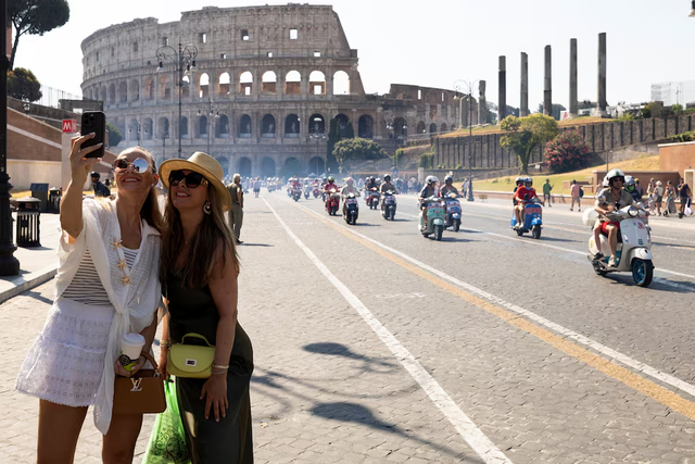 Vespa riders take to roads in Rome to mark 80th birthday- Ảnh 4.