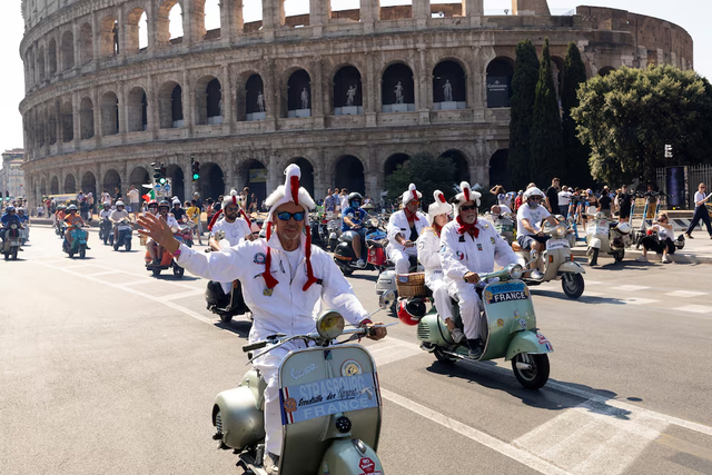 Vespa riders take to roads in Rome to mark 80th birthday- Ảnh 5.