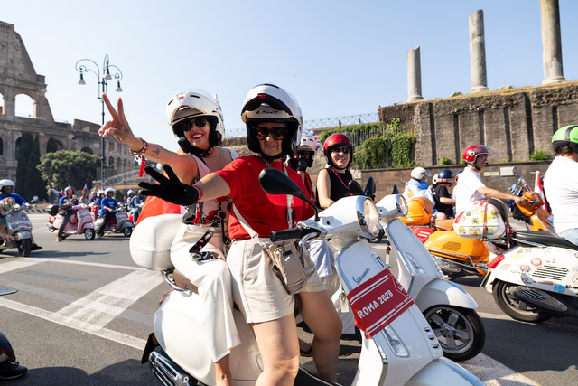 Vespa riders take to roads in Rome to mark 80th birthday- Ảnh 6.
