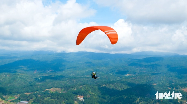 Vietnam’s Da Lat launches paragliding tours from Lang Biang peak- Ảnh 1.