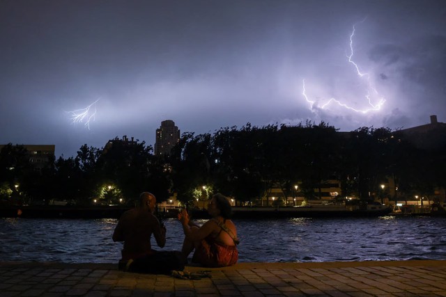 Record heatwave disrupts Europe as France warns death toll to rise- Ảnh 1.