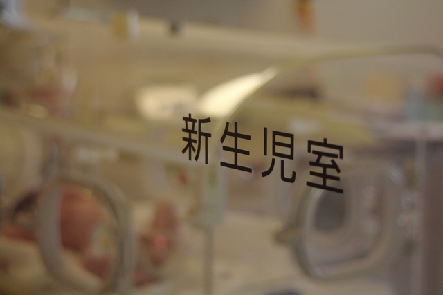 Japan 2025 births hit record low of 671,000 - Ảnh 1.
