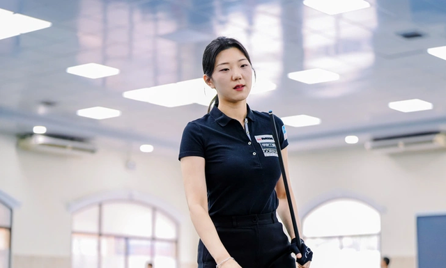 S.Korean female billiards player defeats male opponents in Vietnam - Ảnh 1.