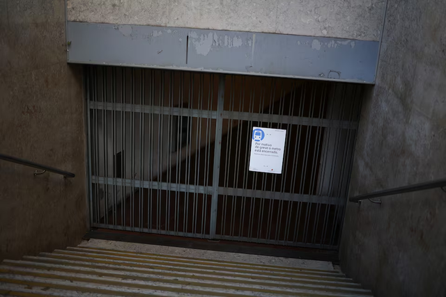 Portugal general strike over labour reform halts trains, flights, shuts schools - Ảnh 1.