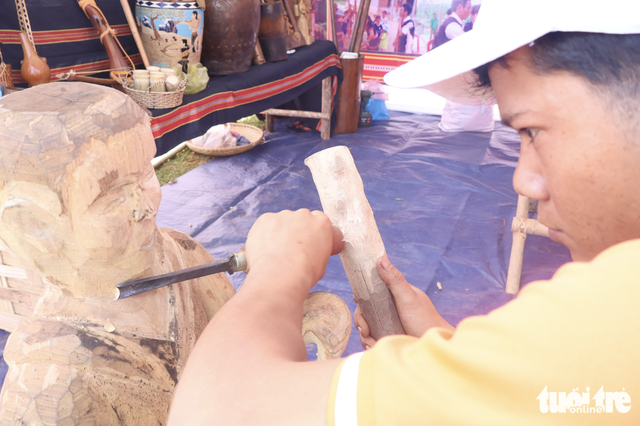 Bhnong ethnic artisans impress visitors at wood carving contest in Da Nang - Ảnh 1.