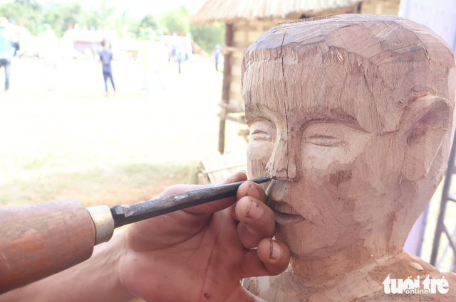 Bhnong ethnic artisans impress visitors at wood carving contest in Da Nang - Ảnh 2.