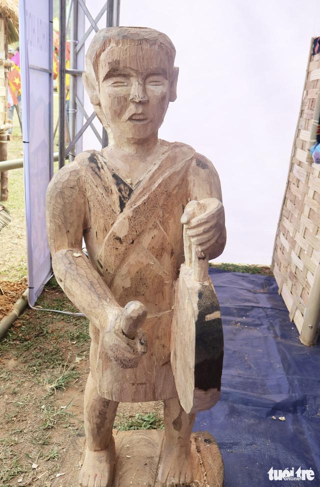 Bhnong ethnic artisans impress visitors at wood carving contest in Da Nang - Ảnh 3.