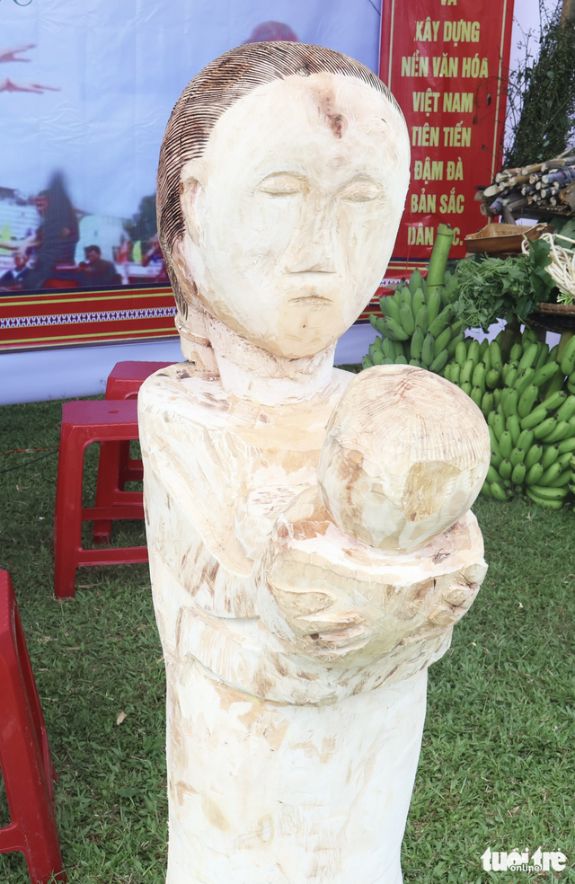 Bhnong ethnic artisans impress visitors at wood carving contest in Da Nang - Ảnh 4.