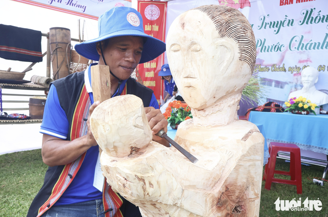 Bhnong ethnic artisans impress visitors at wood carving contest in Da Nang - Ảnh 5.