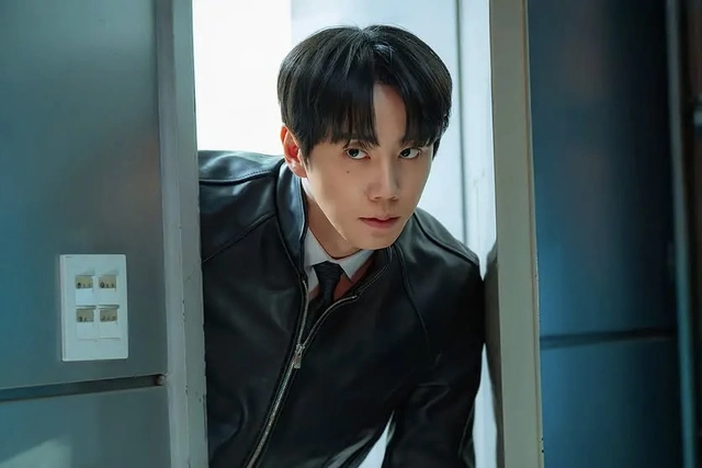 Lee Jun Young hoán đổi thân xác khó đỡ trong Reborn rookie- Ảnh 2.